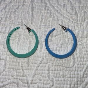 Mismatched blue hoops